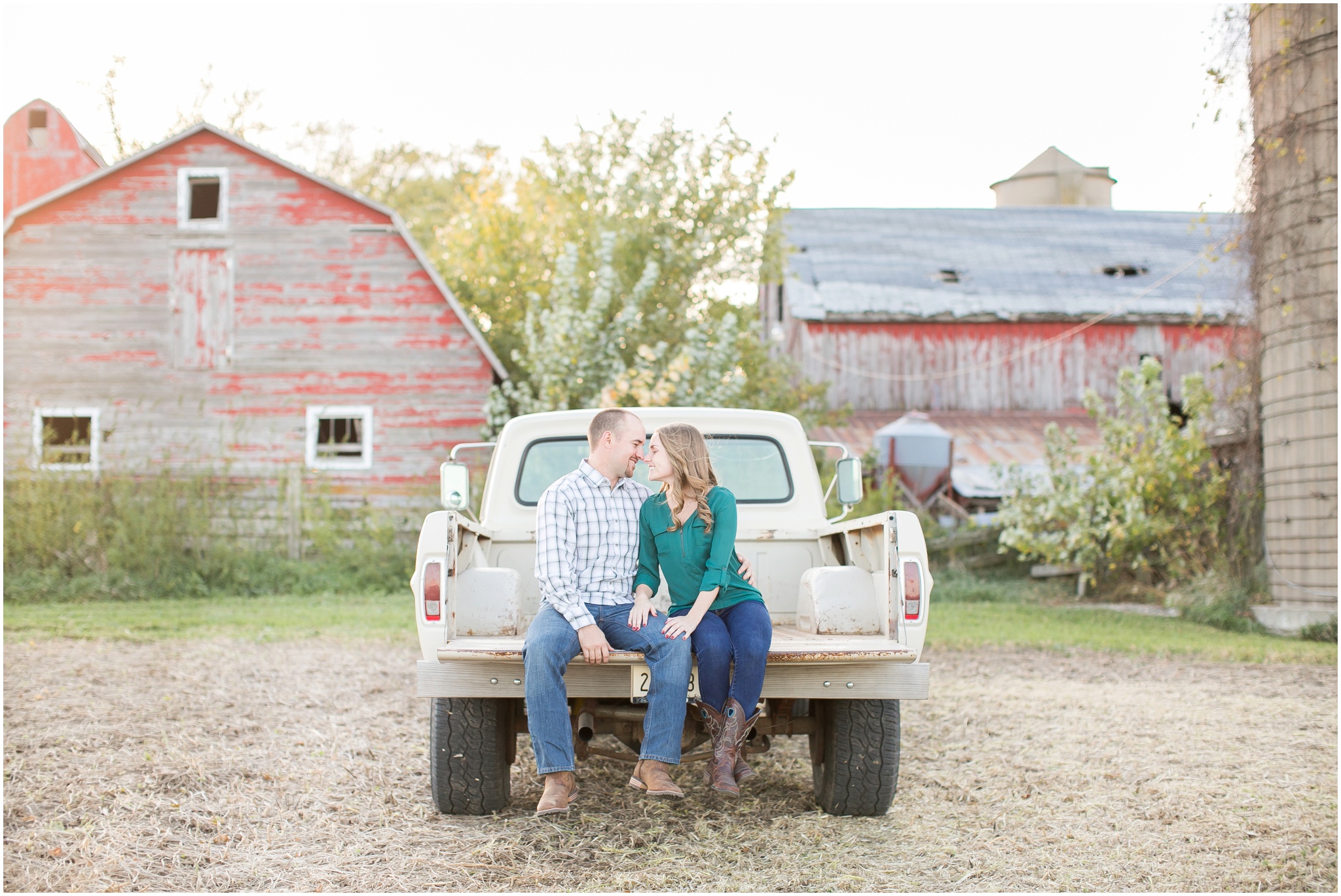 Madison_Wisconsin_Wedding_Photographers_Country_Fall_Engagement_Session_1886.jpg