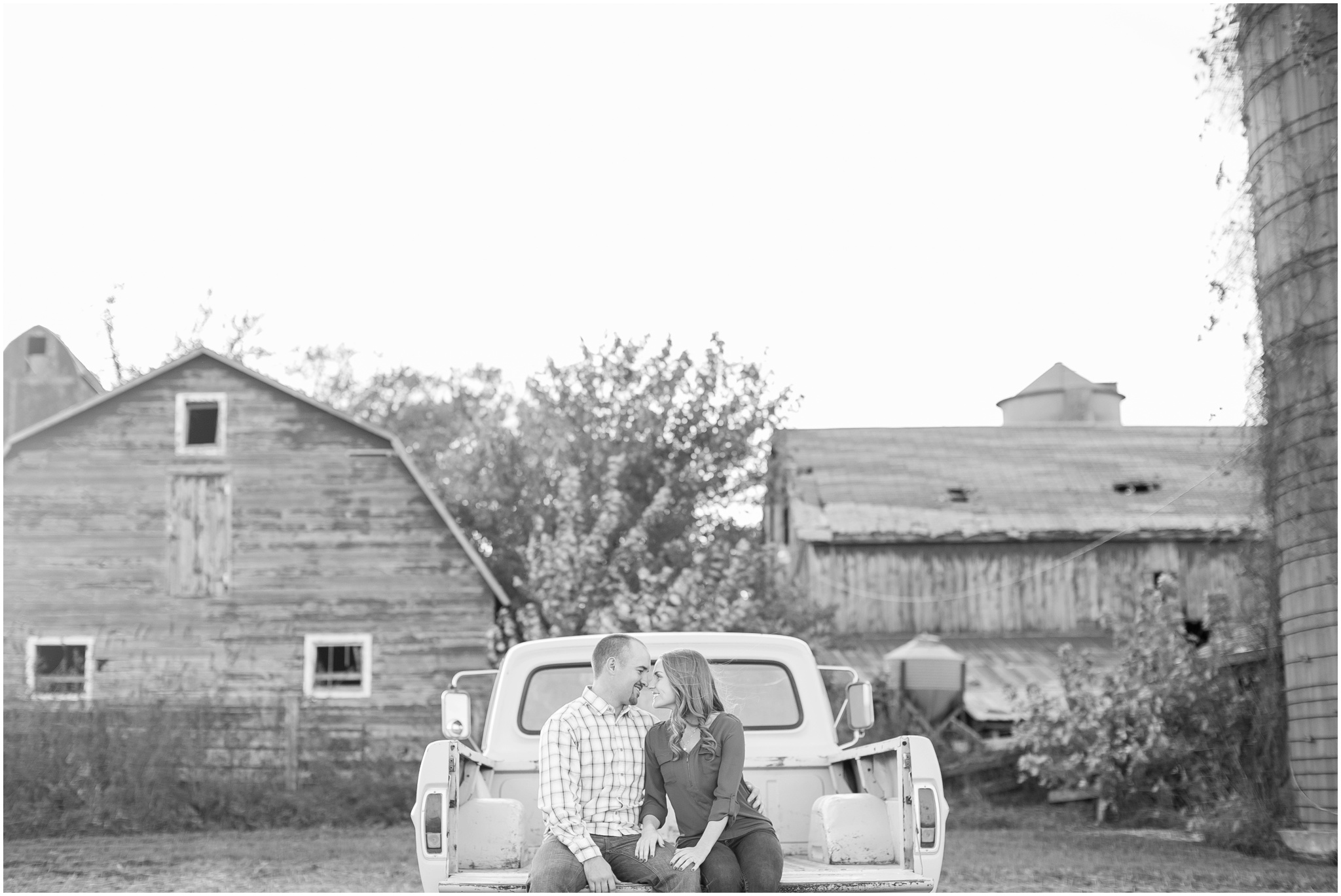 Madison_Wisconsin_Wedding_Photographers_Country_Fall_Engagement_Session_1888.jpg