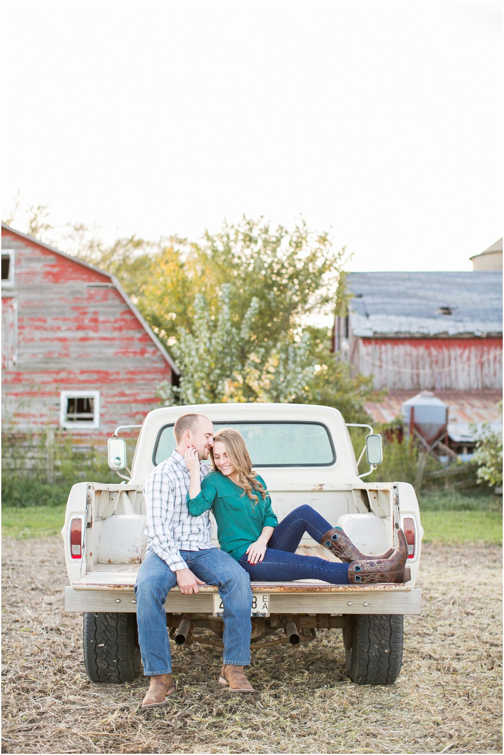 Madison_Wisconsin_Wedding_Photographers_Country_Fall_Engagement_Session_1890.jpg