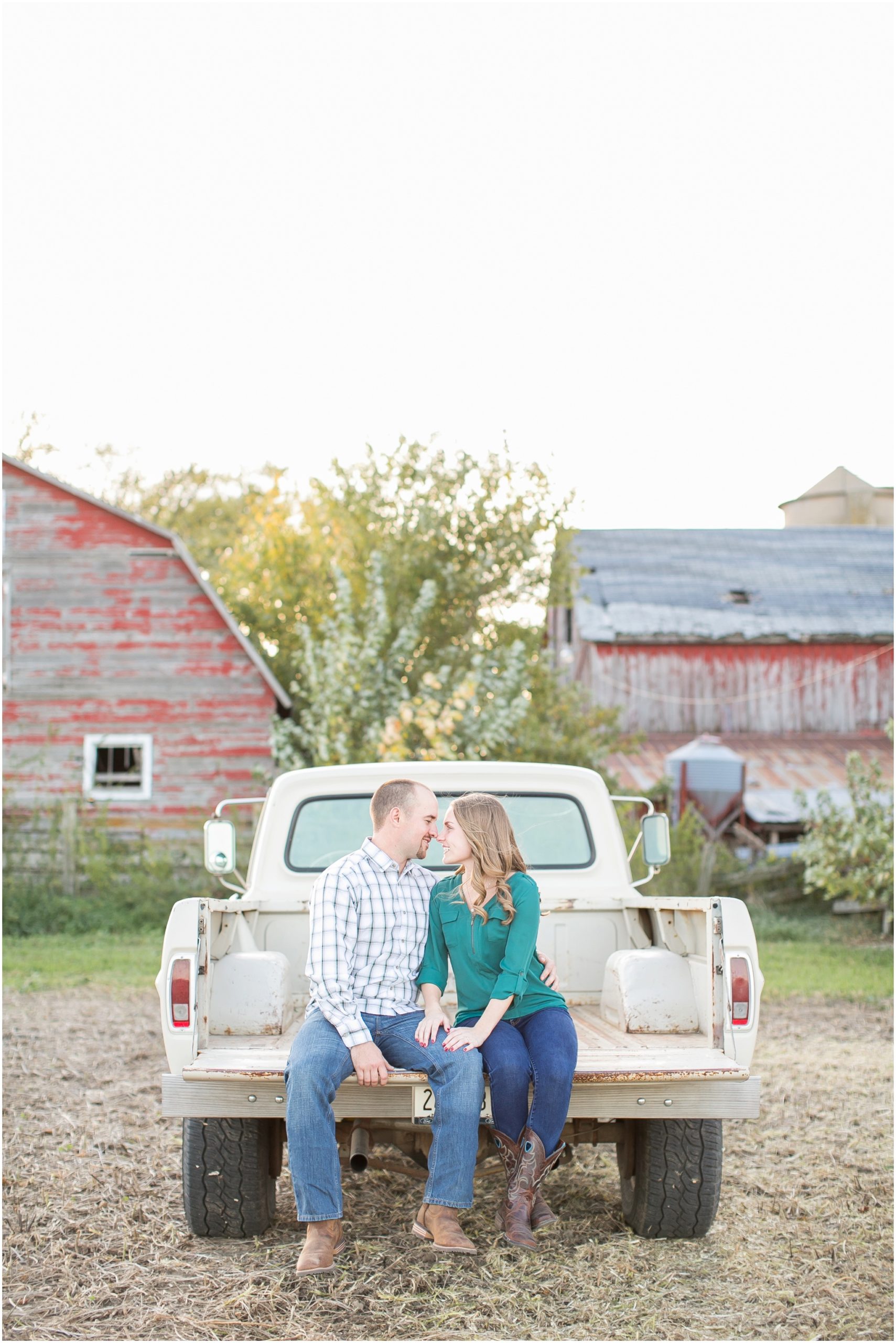 Madison_Wisconsin_Wedding_Photographers_Country_Fall_Engagement_Session_1892.jpg