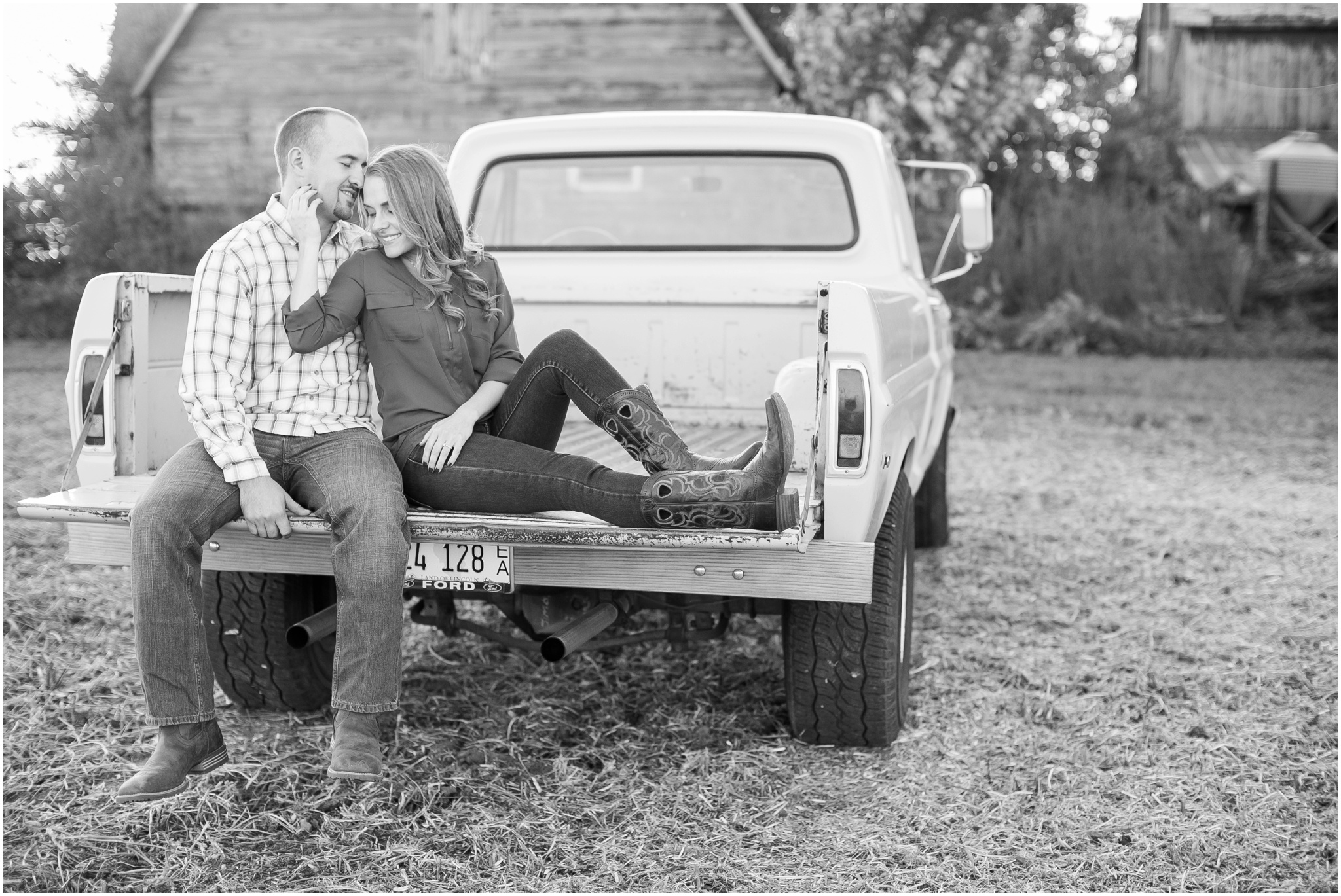 Madison_Wisconsin_Wedding_Photographers_Country_Fall_Engagement_Session_1893.jpg