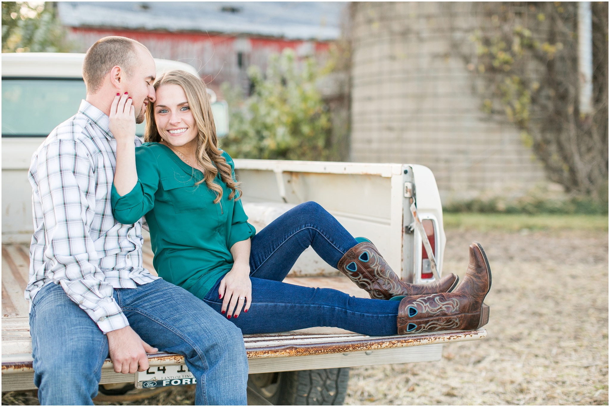 Madison_Wisconsin_Wedding_Photographers_Country_Fall_Engagement_Session_1894.jpg