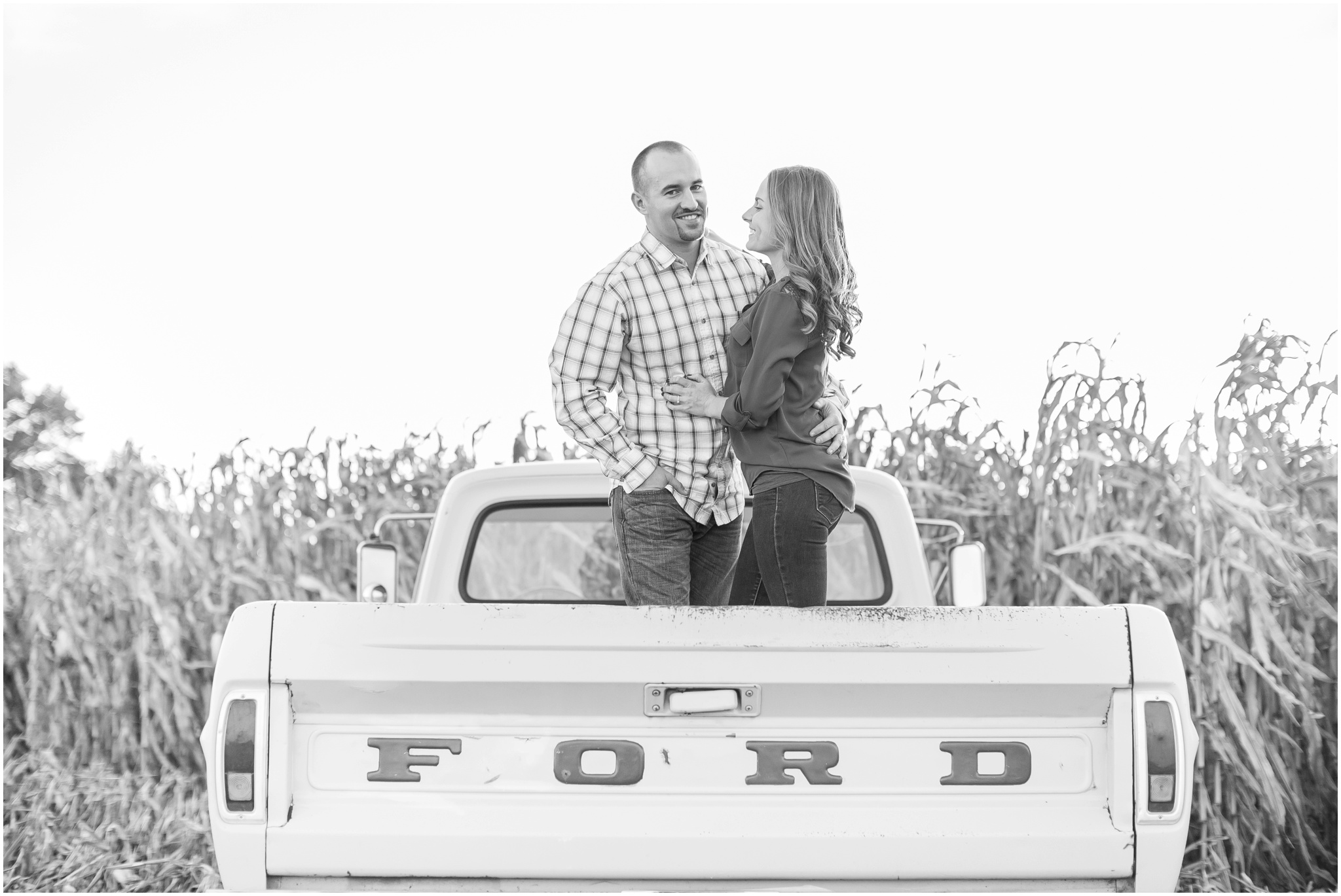 Madison_Wisconsin_Wedding_Photographers_Country_Fall_Engagement_Session_1896.jpg