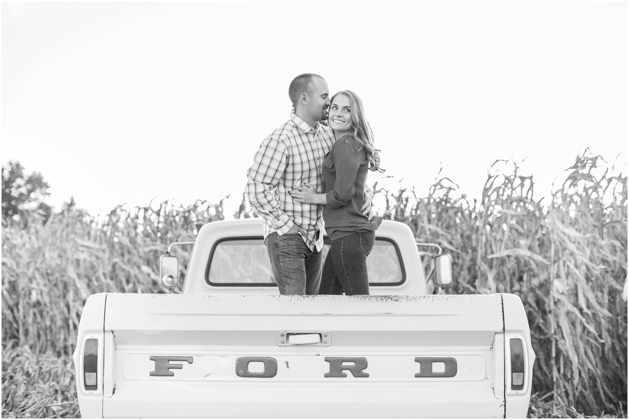 Madison_Wisconsin_Wedding_Photographers_Country_Fall_Engagement_Session_1900.jpg