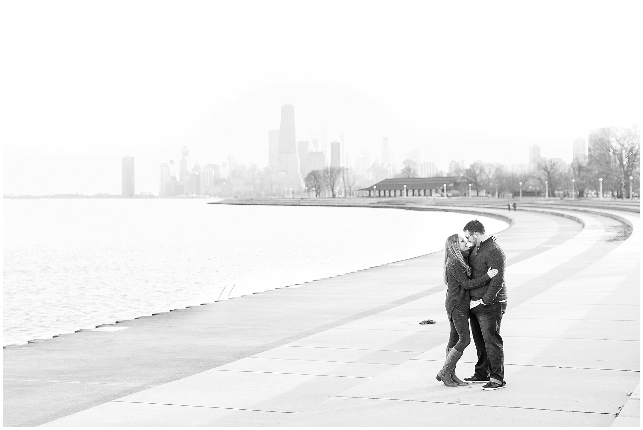 Chicago_Engagement_and_wedding_photographer_chicago_skyline_0979.jpg
