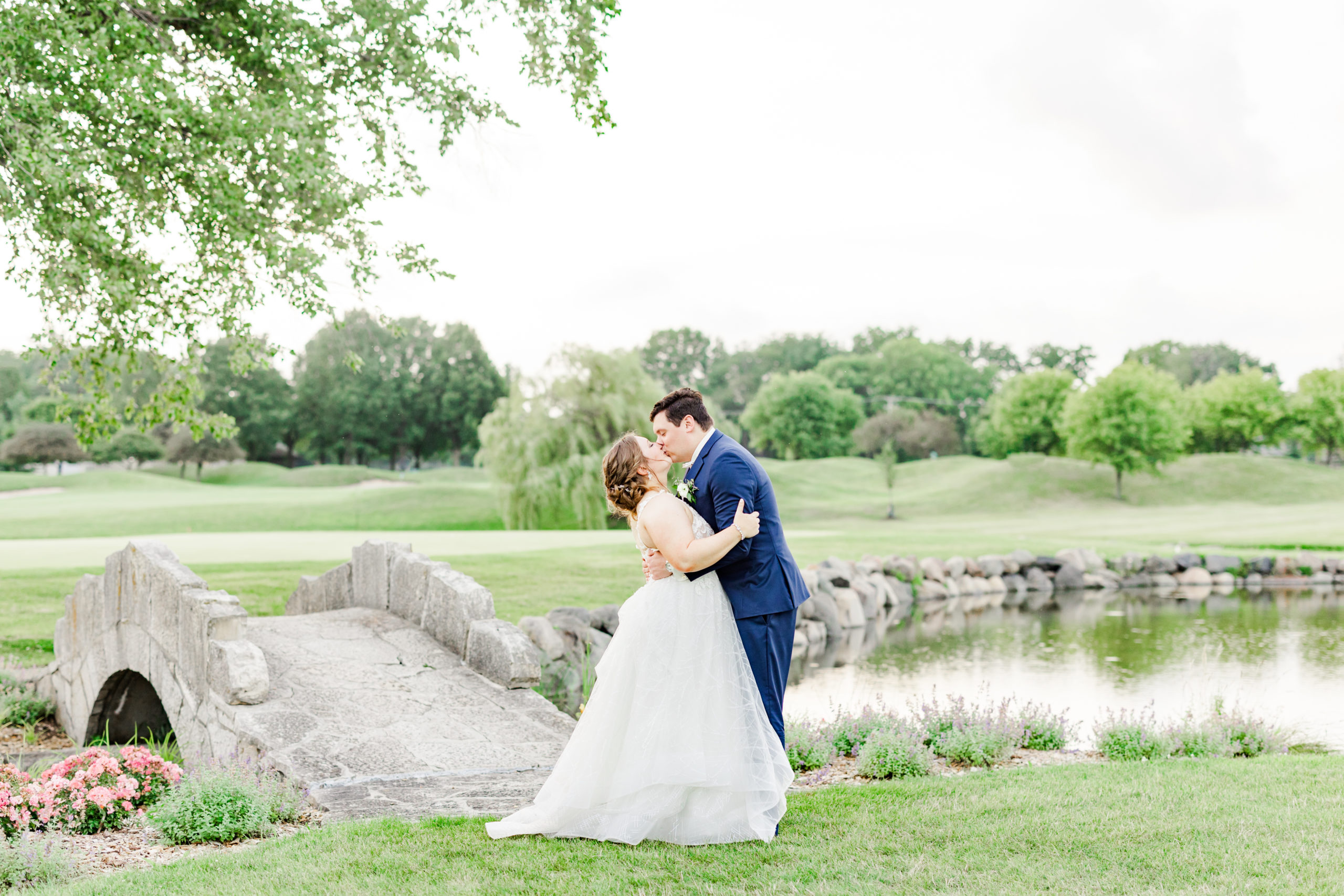 couple_kissing_on_golf_course_Aldeen_country_club_rockford_illinois